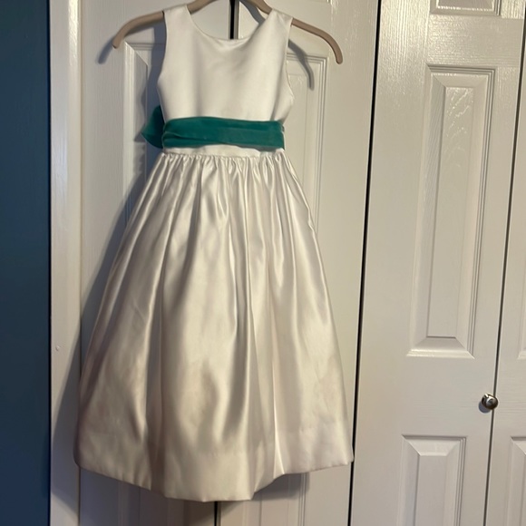 Us Angels Other - Us Angels white satin sleeveless dress with removable green sash kids size 6